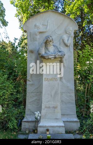 Ehrengrab des deutschen Komponist, pianist und Dirigent Johannes Brahms auf dem Wiener Zentralfriedhof, Wien, Österreich, Europa | Ehrengrab grav Foto Stock