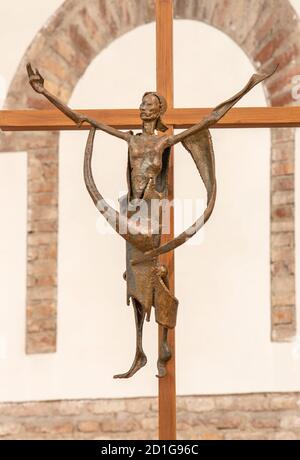 RAVENNA, ITALIA - 29 GENNAIO 2020: La moderna Crocifissione in metallo nella chiesa Basilica di San Giovanni Evangelista. Foto Stock