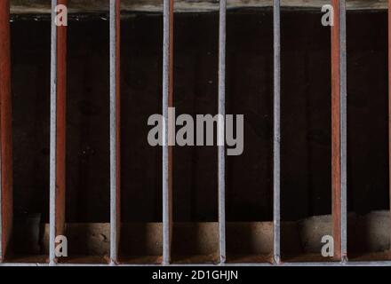 Barre di acciaio per closeup del coperchio della grondaia installate lungo il marciapiede, vista ad angolo elevato, gocciolatoio fa parte del sistema di scarico dell'acqua Foto Stock