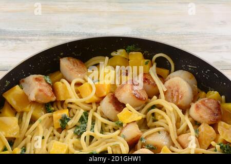 Capesante con kale e zucca butternut piatto di pasta vegetale in padella per friggere Foto Stock