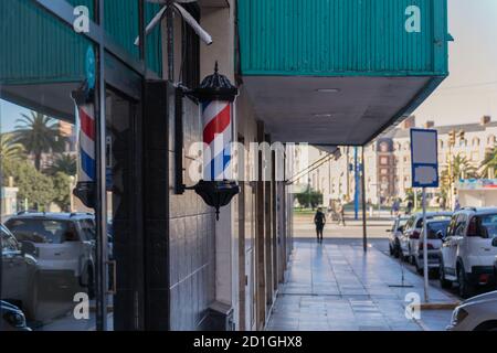 Primo piano di un palo di barbiere, il segno tradizionale utilizzato dai barbiere Foto Stock