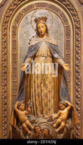 BARCELLONA, SPAGNA - 3 MARZO 2020: La statua policromo intagliata dell'Immacolata Concezione nella chiesa di Iglesia Santa Maria de Gracia de Jesus. Foto Stock