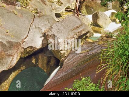 Da Devils Pool camminare con un po 'di acqua bianca e granito In mostra a Babinda Creek a Babinda Boulders Foto Stock