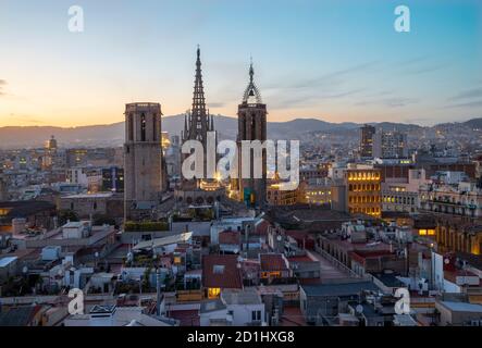 Barcellona - la città con la vecchia Cattedrale nel centro al tramonto. Foto Stock