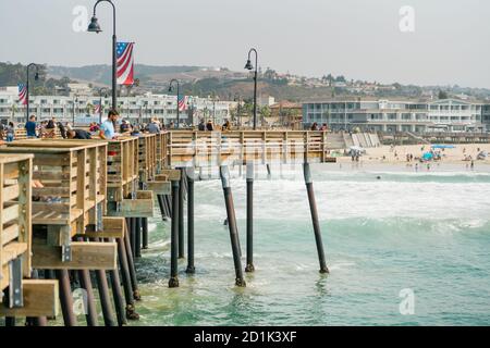 Pismo Beach, California/USA - 4 ottobre 2020 Pismo Beach, splendida cittadina sulla costa della California centrale. Molo in legno con persone a piedi, sabbia b Foto Stock