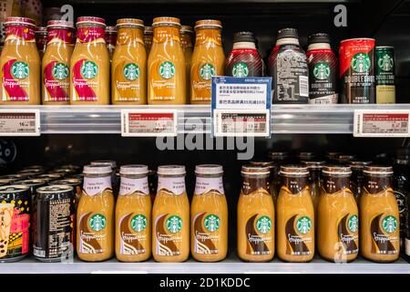 Shenzhen, Cina. 05 ottobre 2020. Bottiglie di Starbucks Frappuccino e altre bevande al caffè viste in un supermercato. Credit: SOPA Images Limited/Alamy Live News Foto Stock