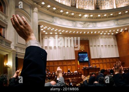I membri del Parlamento rumeno votano durante una sessione speciale a Bucarest il 19 aprile 2007. Il Parlamento rumeno ha sospeso giovedì il presidente Traian Basescu con l'accusa di condotta incostituzionale, approfondendo i guai politici del paese e aumentando la prospettiva di nuove elezioni presidenziali. REUTERS/Mihai Barbu (ROMANIA)