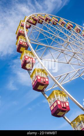 Ruota panoramica contro il cielo azzurro soleggiato Foto Stock
