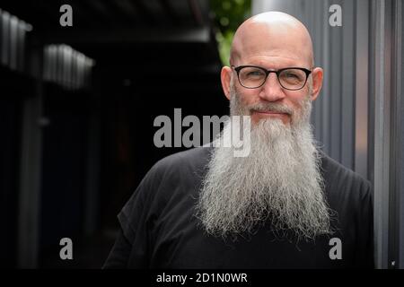 Mature bell'uomo calvo con occhiali per le strade all'aperto Foto Stock