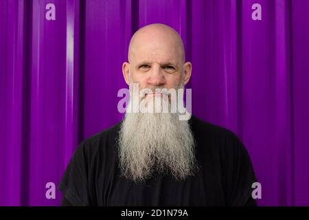 L'uomo mito baldone bearded bearded contro la parete di lamiera Foto Stock