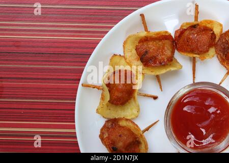 Farfalla di soia di patate, snack croccante fatto con patate e pezzi di soia, antipasto o antipasto Foto Stock