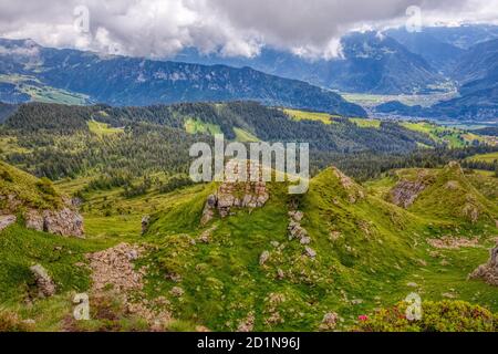 Alcune impressioni estive della famosa regione del Niederhorn nelle Alpi svizzere, HDR Foto Stock