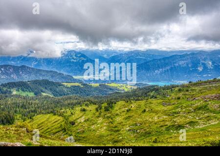 Alcune impressioni estive della famosa regione del Niederhorn nelle Alpi svizzere, HDR Foto Stock