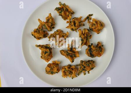 Foglie di colocasia frittelle, pakora o pakoda, spuntino indiano, antipasto o antipasto Foto Stock