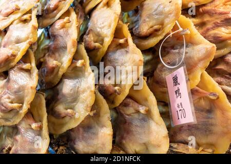 Polli cotti visualizzati nella finestra di un ristorante. Foto Stock