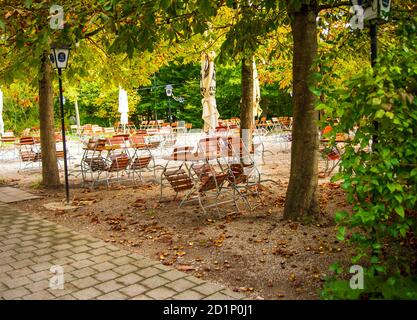 Monaco-Germania-ottobre 04,2020: Vista del biergarten vuoto al mattino presto Foto Stock