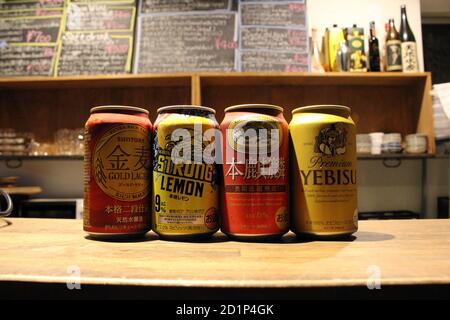 Lattine di famose marche di birra giapponesi (Kirin, Suntory, Yebisu) in un ristorante. Foto Stock