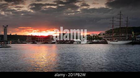 ROUEN, FRANCIA - 8 GIUGNO 2019. Di notte, vista aerea della mostra Armada più grandi barche a vela al molo Rouen sul fiume Senna. Incontro internazionale per BI Foto Stock