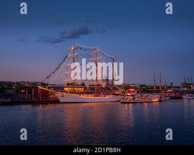 ROUEN, FRANCIA - 8 GIUGNO 2019. Di notte, vista aerea della mostra Armada più grandi barche a vela al molo Rouen sul fiume Senna. Incontro internazionale per BI Foto Stock