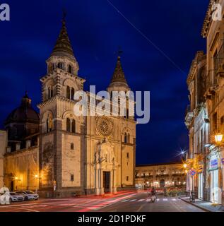 ACIREALE, ITALIA - 10 APRILE 2018: Il Duomo (Maria Santissima Annunziata) al tramonto. Foto Stock