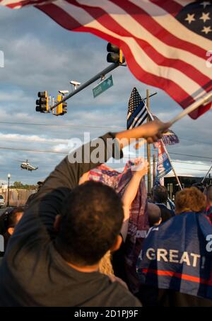 La folla dei sostenitori di Trump ha salutato Air Force 1 Arrivial al Walter Read Hospital dove il presidente Trump è stato trattato per Covid 19. 5 ottobre 2020 Foto Stock