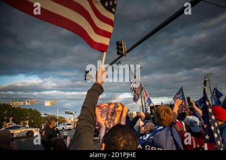 La folla dei sostenitori di Trump ha salutato Air Force 1 Arrivial al Walter Read Hospital dove il presidente Trump è stato trattato per Covid 19. 5 ottobre 2020 Foto Stock