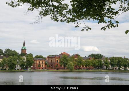 La città vecchia (Altstadt) di Schwerin vista attraverso il lago Pfaffenteich, Meclemburgo-Vorpommern, Germania Foto Stock