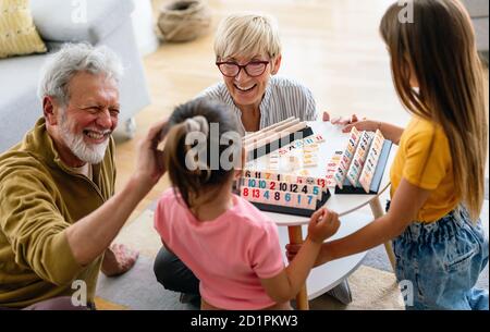 Felice nonni avente tempi di divertimento con i bambini a casa Foto Stock