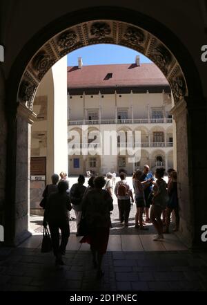 Cracovia. Cracovia. Polonia. Wawel, castello reale sulla collina di Wawel. Portici del cortile rinascimentale. Vista dal corridoio. Foto Stock