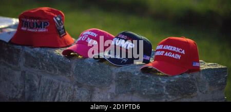 Make America Great Again Cappelli vicino Walter Reed Natl Military Medical Center dove Donald Trump riceve il trattamento per Covid19. 05 ottobre 2020. Foto Stock