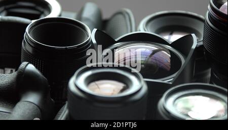 Diversi obiettivi per fotocamere reflex digitali su sfondo grigio Foto Stock