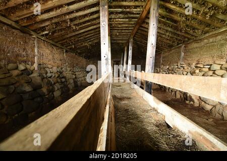 Interno della vecchia capannone di erba sintetica presso la fattoria di Hjarðarhagi. Islanda orientale Foto Stock