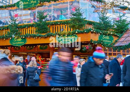 Hannover, Germania, 21 dicembre 2019: Persone di fronte al grande stand di VIN brulé al mercatino di Natale Foto Stock