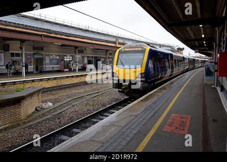 A Northern Trains CAF Civity Classe 195 diesel unità multiple treno al binario della stazione ferroviaria di York Foto Stock