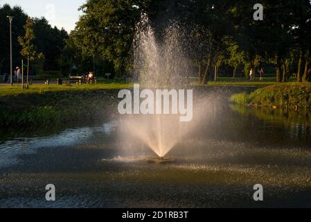 Spruzzi d'acqua dalla fontana. Parco a Reda, Polonia Foto Stock
