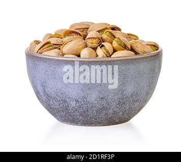 pistacchi in ciotola tracciato di ritaglio su uno sfondo bianco isolato Foto Stock