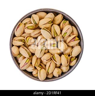 pistacchi in ciotola tracciato di ritaglio su uno sfondo bianco isolato Foto Stock