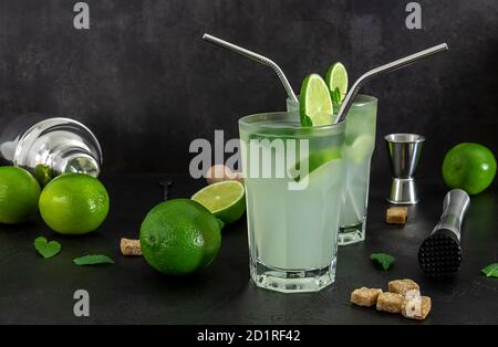 Rinfrescante mojito di menta alcolica con rum e lime Foto Stock