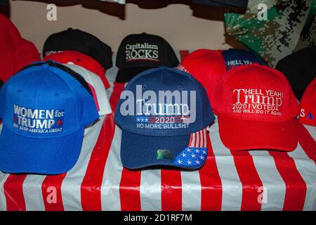 Cappelli in un negozio di Wickenburg, Arizona, USA che sostiene il presidente degli Stati Uniti Donald Trump in preparazione alle elezioni americane del 2020 Foto Stock