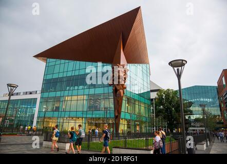 GDANSK / POLONIA - 4 AGOSTO 2018: Centro commerciale e di intrattenimento moderno - Forum Gdansk Foto Stock