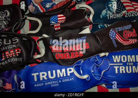 Donald Trump COVID-19 maschere per persone anti-maschera o anti-murkers promuovere COVID-19 teorie cospirative Foto Stock