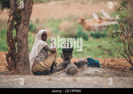 Regione di Amhara, Etiopia - 22 aprile 2019: Macchina da caffè tradizionale etiope, donne locali che preparano il caffè di bunna sulla strada da Gondar, regione di Amhara, Foto Stock