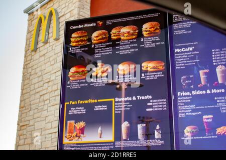 Menu drive thru che mostra le opzioni di hamburger ad un McDonald's veloce ristorante gastronomico Foto Stock