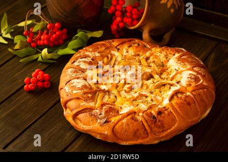 Tradizionale torta d'autunno di zucca fatta in casa decorata da mela e rowan bacche Foto Stock