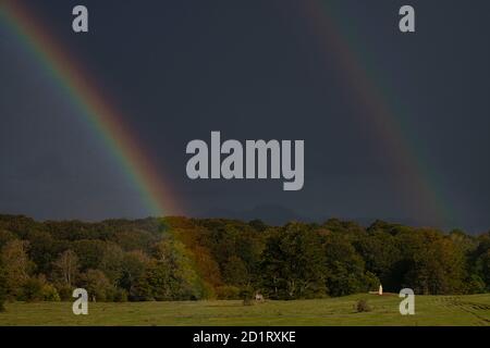 arcoiris sobre el Dolmen, Parque Megalítico de Legaire, campas de Legaire , Álava, Pais Vasco, Spagna Foto Stock