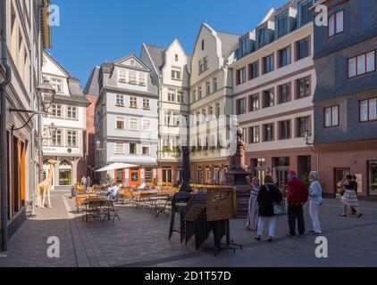 Centro storico della città con edifici medievali ricostruiti e caffè di strada, Francoforte, Germania Foto Stock