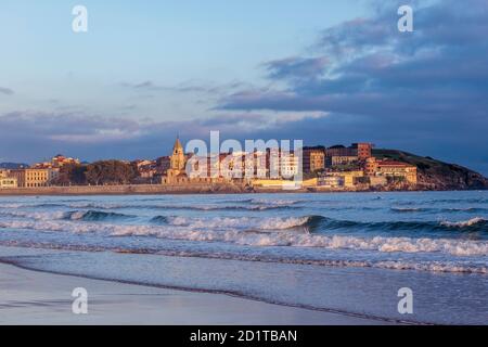 Alba sulla spiaggia di San Lorenzo. Gijón. Asturie. Spagna Foto Stock