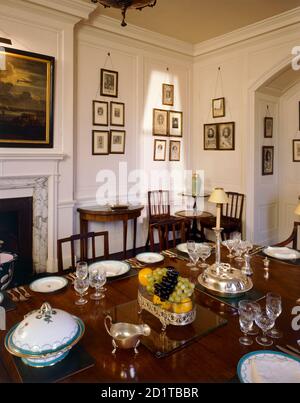 WALMER CASTLE, Kent. Vista interna. Il tavolo della sala da pranzo e' allestato per cena, con l'argento della Regina Madre e gli oggetti di porcellana. Come Lord Warden delle cinque porte, la Regina Madre ha intrattenuto gli ospiti a Walmer. Foto Stock