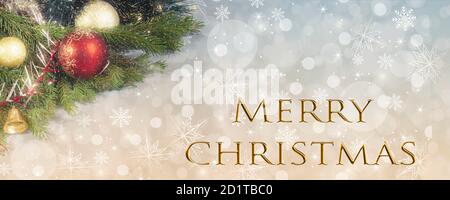 Bella carta di Natale con decorazioni sull'albero di Natale Foto Stock