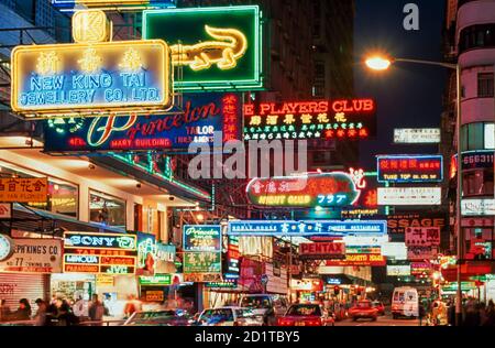 Cartelli pubblicitari al neon di notte, Kowloon, Hong Kong, SAR, Cina Foto Stock